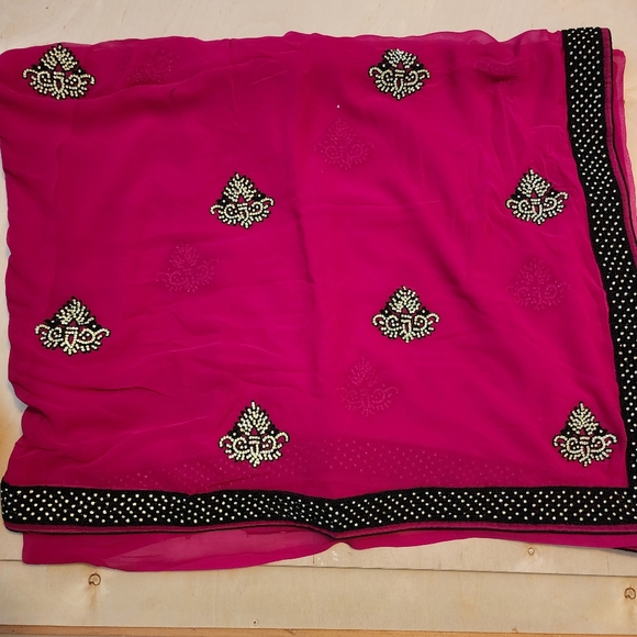 Elegant Hot Pink and Black Saree with Gemstone Border from Made In India - Picture 4 of 6